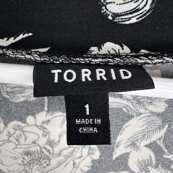 Torrid 1 Skater Dress Flutter Sleeve Flowy Womens 1X Black Floral Whimigoth - Picture 3 of 9